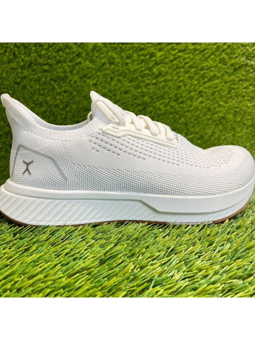 Flux Adapt Runner White Gum Womens Size 6.5 Athletic Walking Knit Shoes Sneakers
